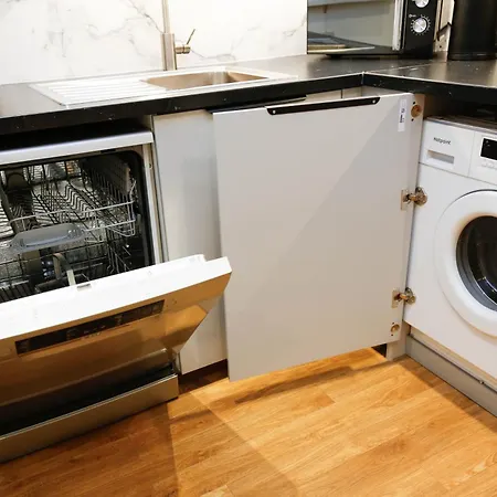 New Luxury In Location Next To Shops, Cafes, Bars & Metro Apartamento Londres