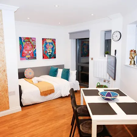 New Luxury In Location Next To Shops, Cafes, Bars & Metro