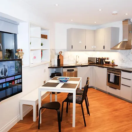 New Luxury In Location Next To Shops, Cafes, Bars & Metro *