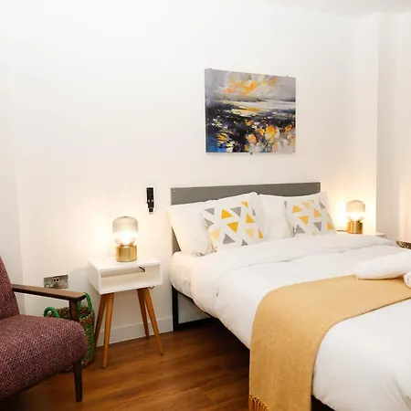 New Luxury In Location Next To Shops, Cafes, Bars & Metro * Londres