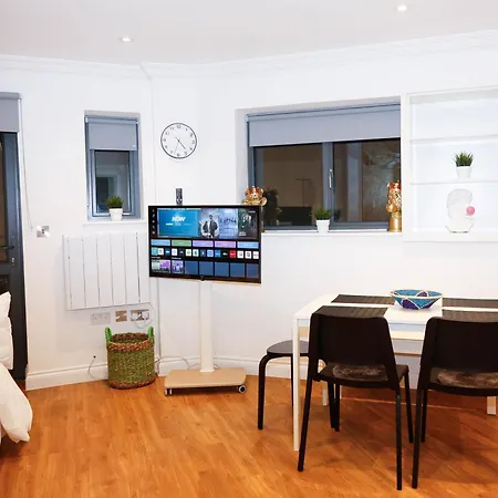 New Luxury In Location Next To Shops, Cafes, Bars & Metro *