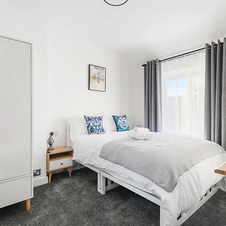 Apartment New Luxurious 4 Bedroom *