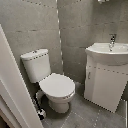 Professionals, Corporates, Travellers, Amenities, Toiletries, Free Parking, Flat 3 *