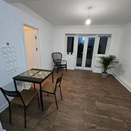 Professionals, Corporates, Travellers, Amenities, Toiletries, Free Parking, Flat 3 *