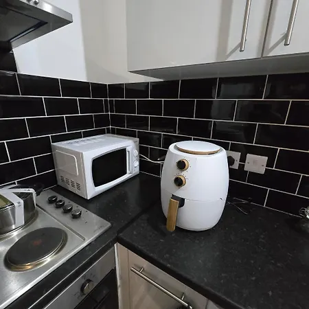Professionals, Corporates, Travellers, Amenities, Toiletries, Free Parking, Flat 3 Apartment Edgware