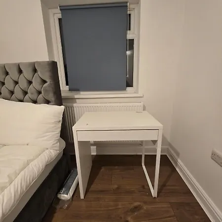 Professionals, Corporates, Travellers, Amenities, Toiletries, Free Parking, Flat 3 Edgware