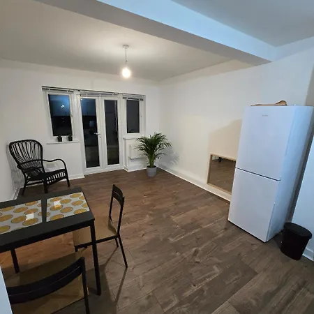 Professionals, Corporates, Travellers, Amenities, Toiletries, Free Parking, Flat 3 Apartment Edgware