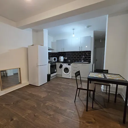 Apartment Professionals, Corporates, Travellers, Amenities, Toiletries, Free Parking, Flat 3