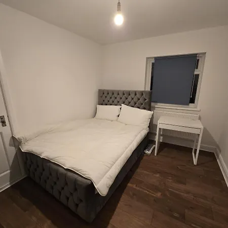 Apartment Professionals, Corporates, Travellers, Amenities, Toiletries, Free Parking, Flat 3 *