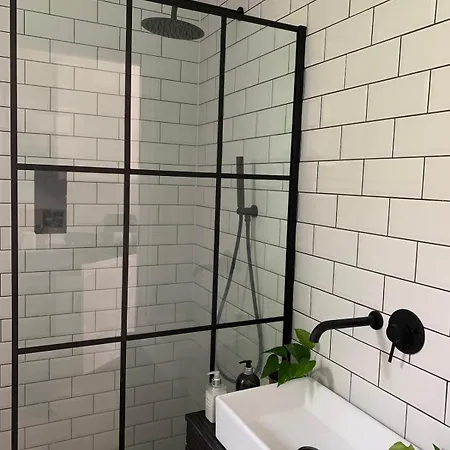 Bright White Flat & Easy Access To London Apartment Norwood