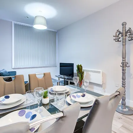 1 Bedroom Flat - 6 Mins From Heathrow Airport - Flat 14 *