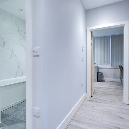 1 Bedroom Flat - 6 Mins From Heathrow Airport - Flat 14 * Harmondsworth