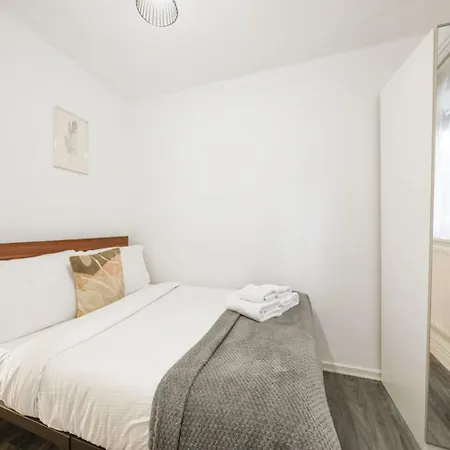 Stylish Two Bedroom London, West Kensington