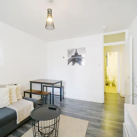 Apartment Stylish Two Bedroom London, West Kensington
