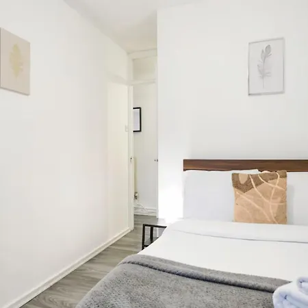 Stylish Two Bedroom London, West Kensington *
