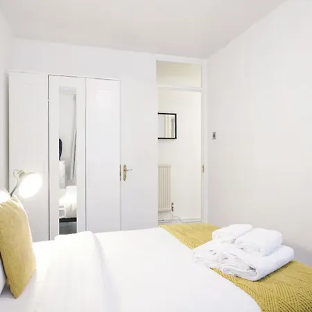 Stylish Two Bedroom London, West Kensington Apartment London