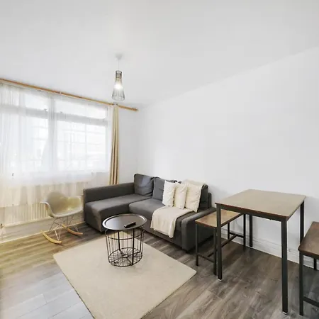 Stylish Two Bedroom London, West Kensington
