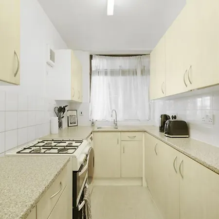 Apartment Stylish Two Bedroom London, West Kensington