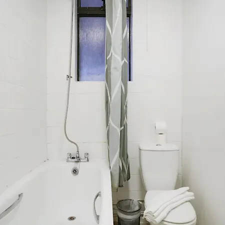 Stylish Two Bedroom London, West Kensington Apartment *