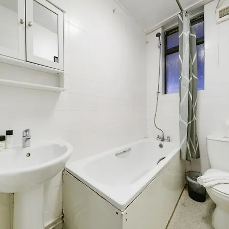 Stylish Two Bedroom London, West Kensington *