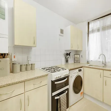 Stylish Two Bedroom London, West Kensington Apartment *