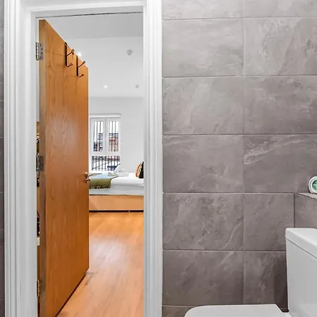 Cute & Compact - Petite With Style! Apartment London