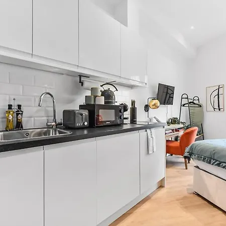 Apartment Cute & Compact - Petite With Style! *