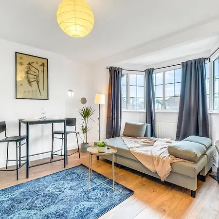 Apartment Professionals, Corporates, Travellers, Amenities, Toiletries, Free Parking, Flat 3 Edgware