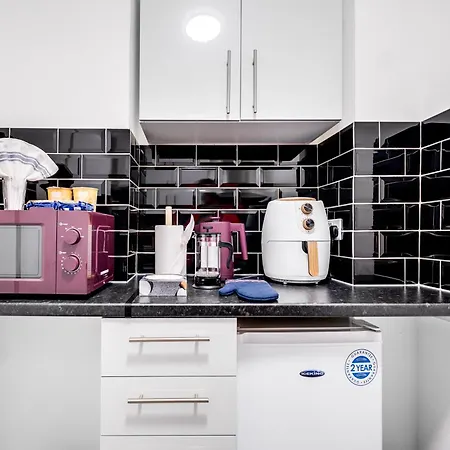 Professionals, Corporates, Travellers, Amenities, Toiletries, Free Parking, Flat 3 Edgware