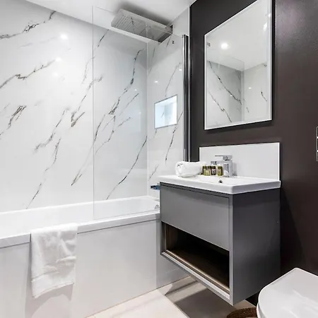 Serenity - Fulham Eve, Sleeps 14 London