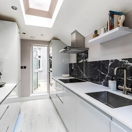 Apartment Serenity - Fulham Eve, Sleeps 14 London