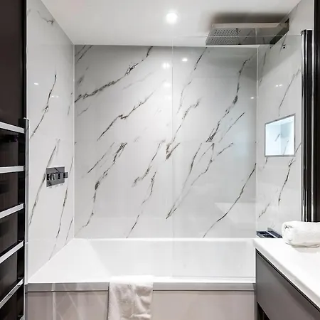 Serenity - Fulham Eve, Sleeps 14 London