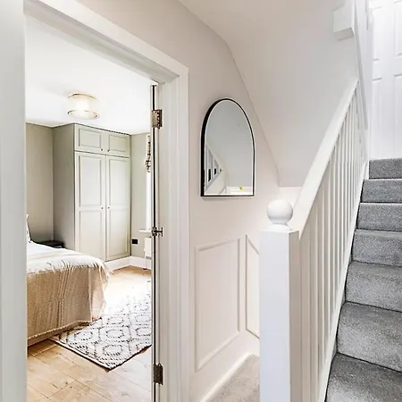 Serenity - Fulham Eve, Sleeps 14 Apartment London