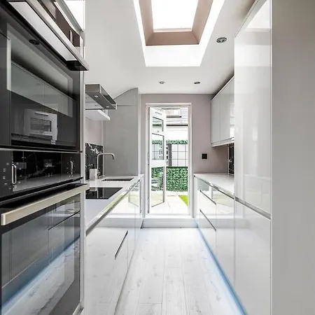 Serenity - Fulham Eve, Sleeps 14 London