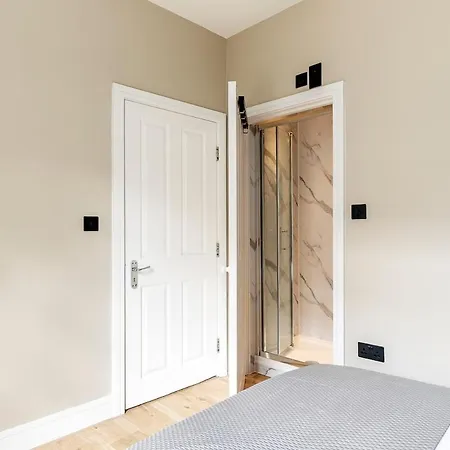 Apartment Serenity - Fulham Eve, Sleeps 14