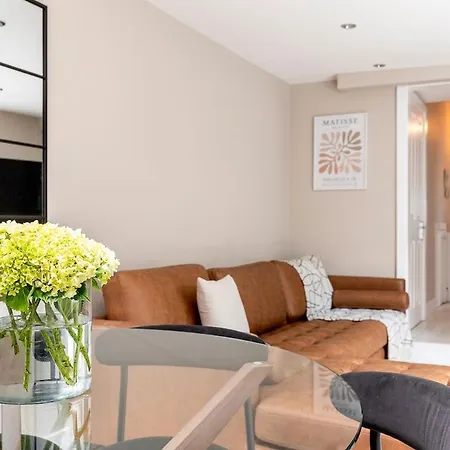 Serenity - Fulham Eve, Sleeps 14 Apartment London