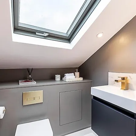 Apartment Serenity - Fulham Eve, Sleeps 14 London