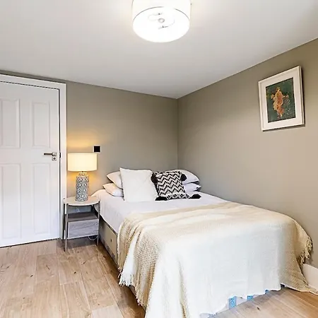 Serenity - Fulham Eve, Sleeps 14 London