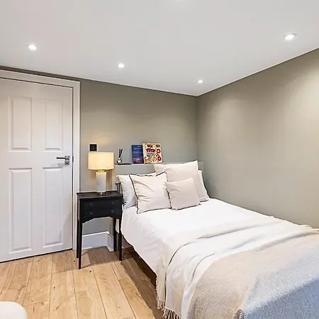 Serenity - Fulham Eve, Sleeps 14