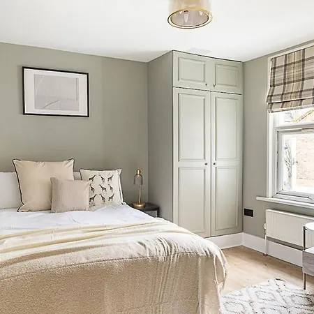 Serenity - Fulham Eve, Sleeps 14 Apartment London