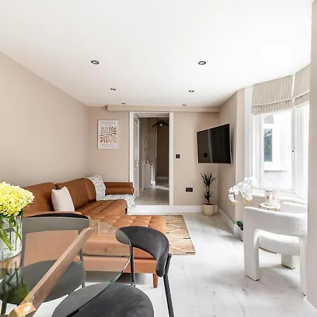 Serenity - Fulham Eve, Sleeps 14 London