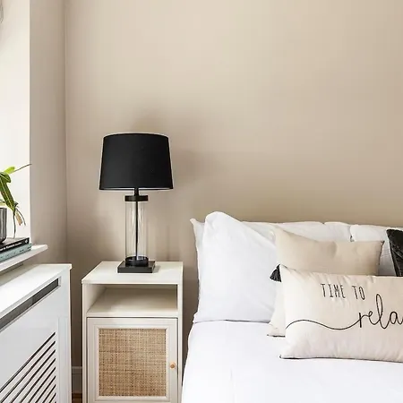 Serenity - Fulham Eve, Sleeps 14 * London