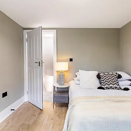 Apartment Serenity - Fulham Eve, Sleeps 14 *