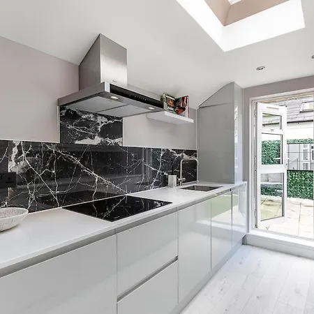 Apartment Serenity - Fulham Eve, Sleeps 14 London
