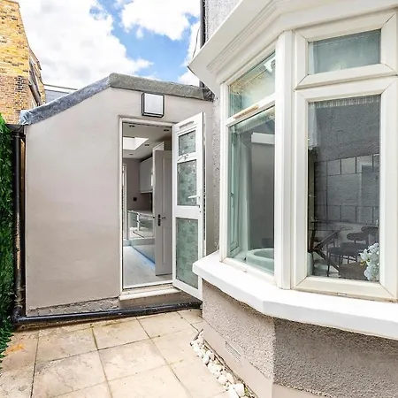 Serenity - Fulham Eve, Sleeps 14 London
