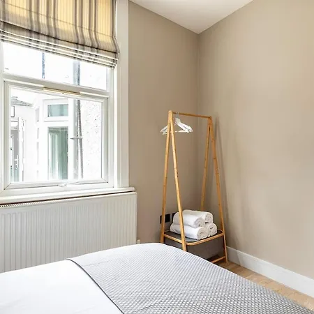 Serenity - Fulham Eve, Sleeps 14 Apartment