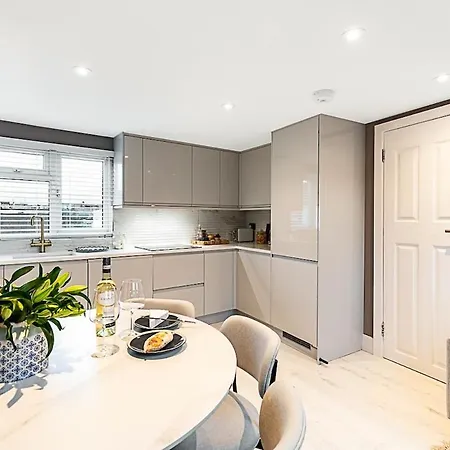 Serenity - Fulham Eve, Sleeps 14 Apartment