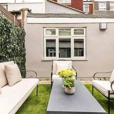 Serenity - Fulham Eve, Sleeps 14 * London