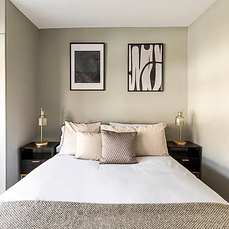 Serenity - Fulham Eve, Sleeps 14 Apartment