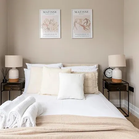 Serenity - Fulham Eve, Sleeps 14 London